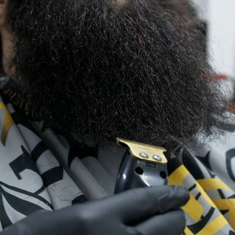 Perfilado de barba con máquina